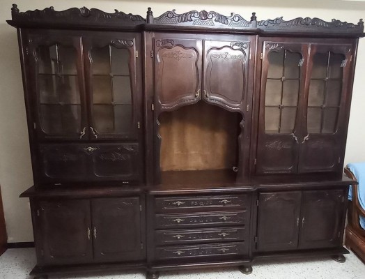 Bibliothèque + une commode en bois rouge