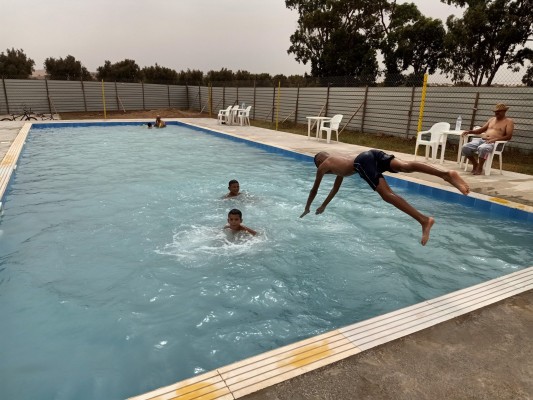 employé de piscine